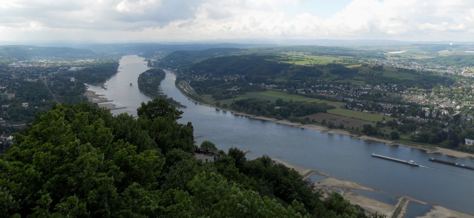 Blick vom Drachenfels über den Rhein in Richtung Bonn und Rhein-Sieg-Kreis