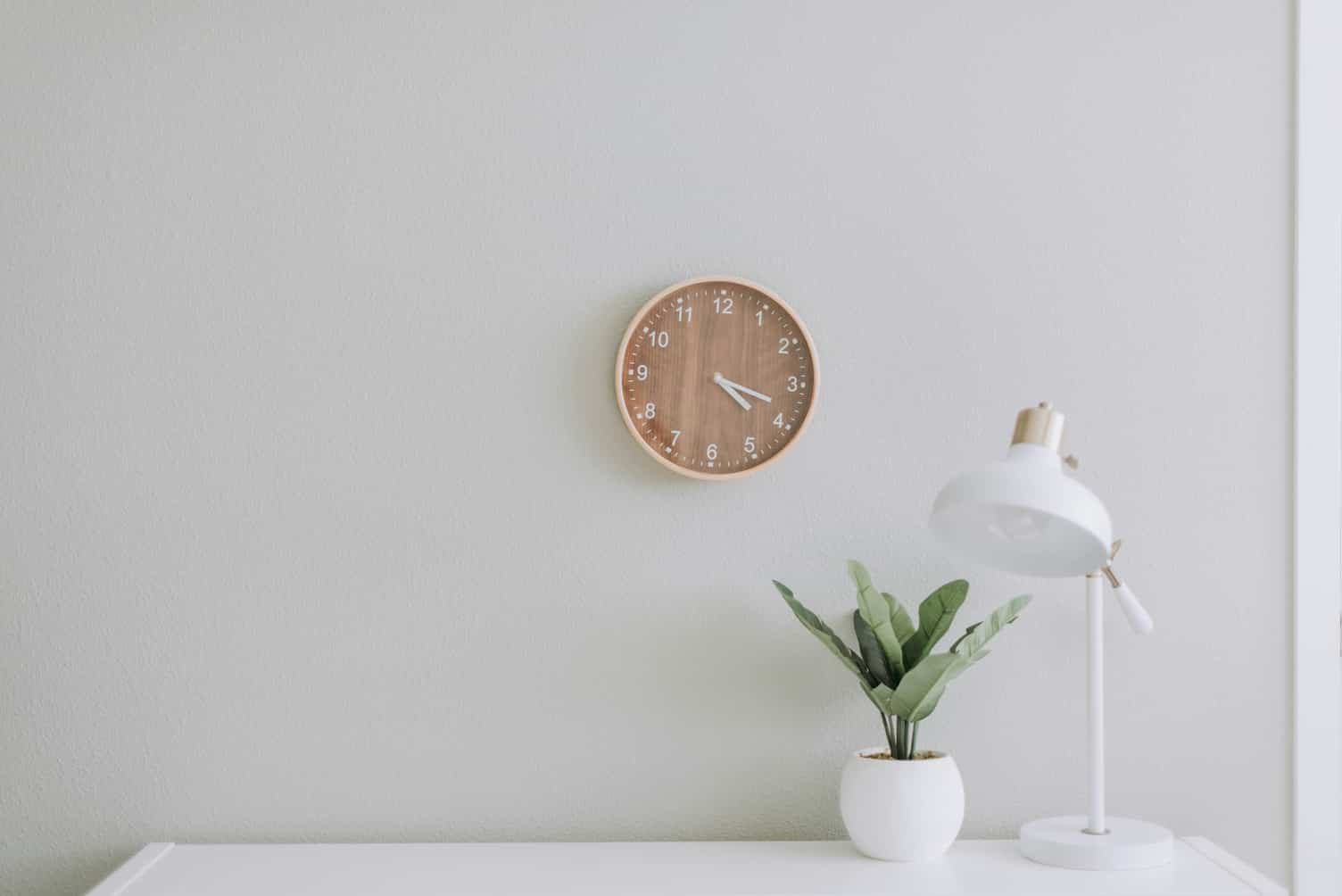 Wanduhr in einem gepflegten Büro als Symbol für flexible Reinigungszeiten