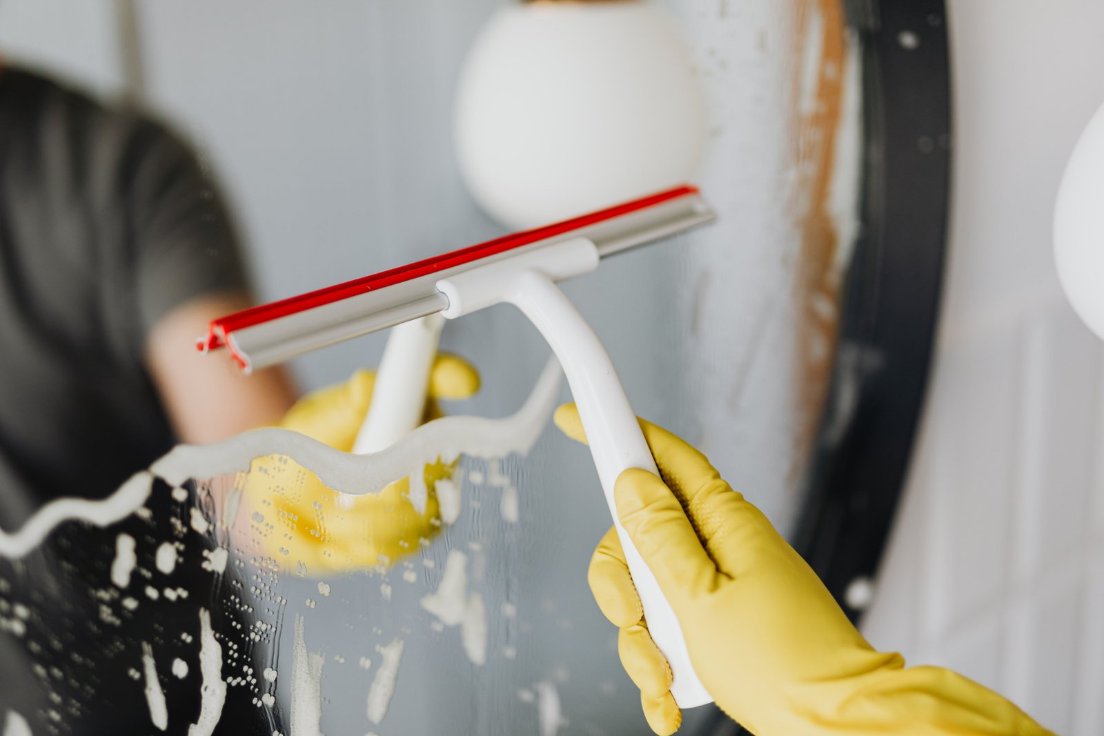 Professionelle Glasreinigung mit einem Fensterabzieher in Bonn