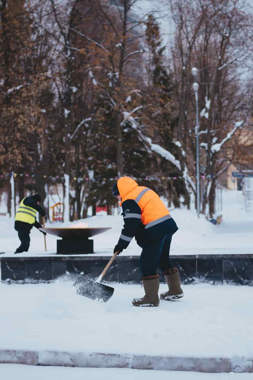 Winterdienst beim Räumen einer verschneiten Außenfläche